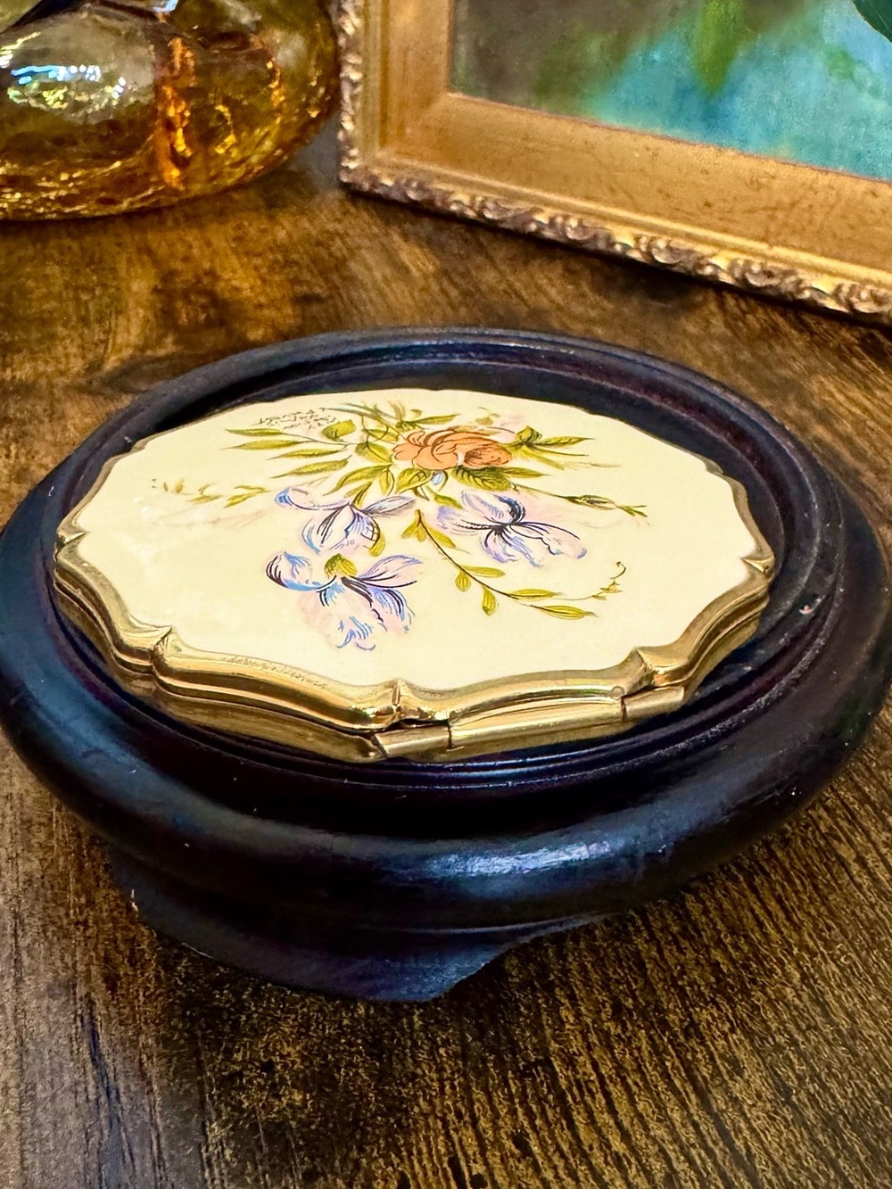 Vintage Hand-Painted Stratton Mirror Compact - Picture 10 of 14